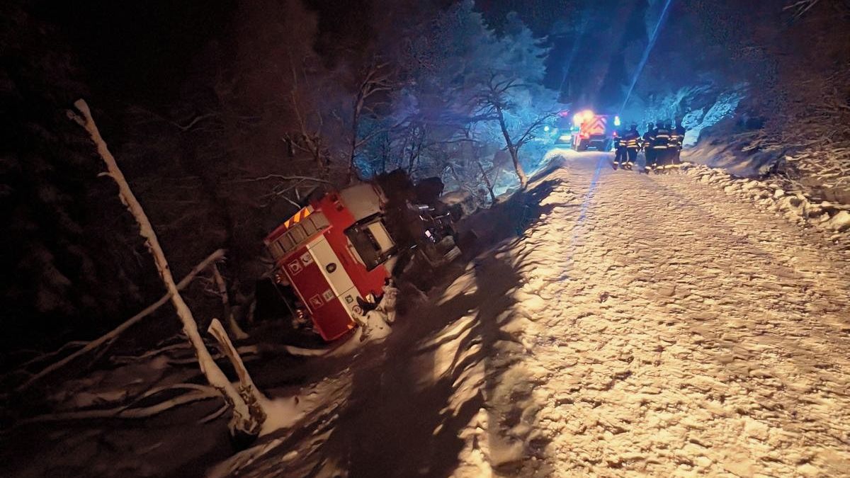 Cestou k nehodě na Děčínsku se lehce zranilo sedm hasičů